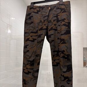 Veronica Beard Field Cargo pants in camouflage - size 6